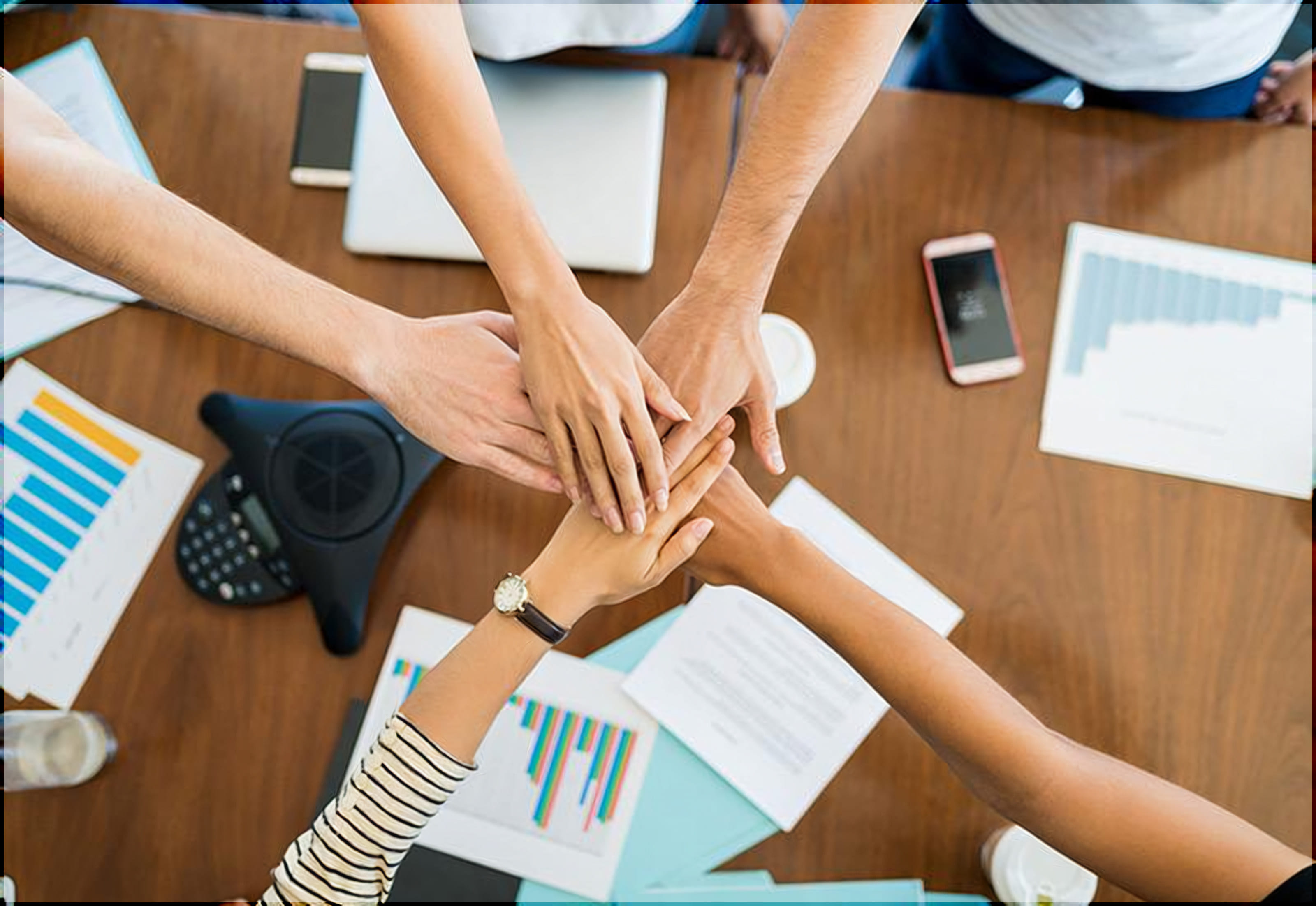 Team von Keyvest Real Estate bei der Zusammenarbeit